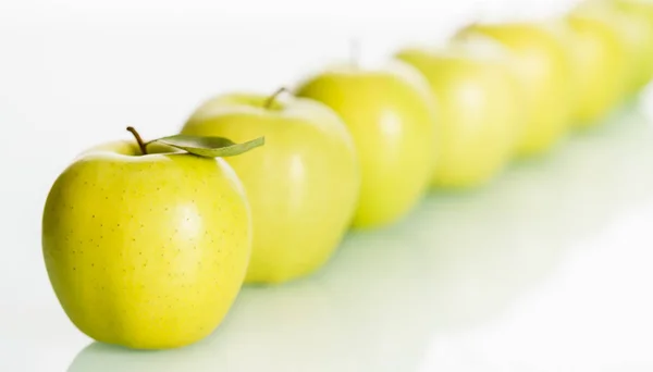 Reihe frischer Äpfel auf weißem Hintergrund. — Stockfoto