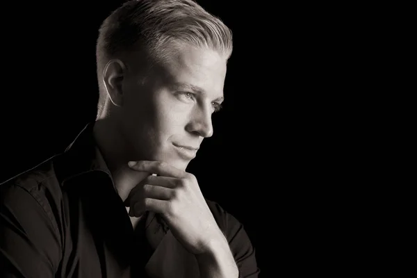 Basso ritratto chiave di giovane uomo attraente, in bianco e nero . — Foto Stock