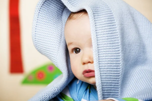Baby boy with blue blanket on head. — Stock Photo, Image