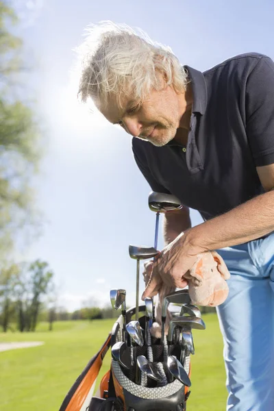 Närbild av manliga golfare som tar golfklubb. — Stockfoto