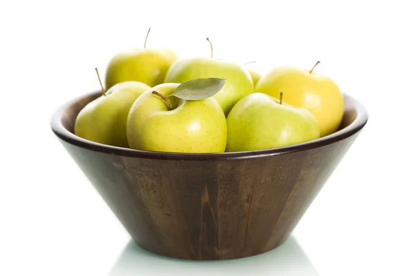 Grüne Äpfel im Korb, isoliert. — Stockfoto
