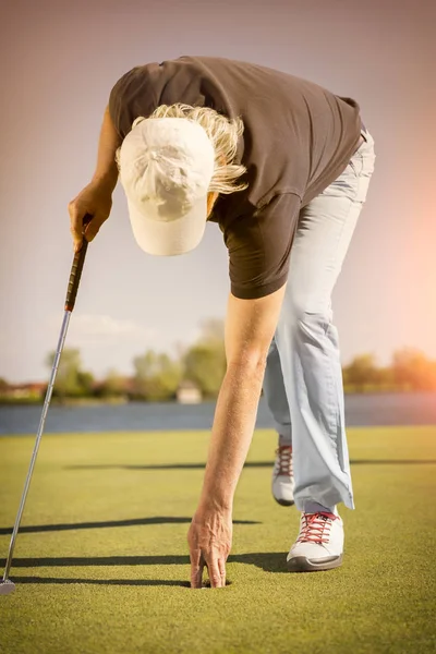 Közelről golfjátékos felvette labda. — Stock Fotó