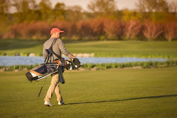 Golfozó sétál a hűségúton. — Stock Fotó