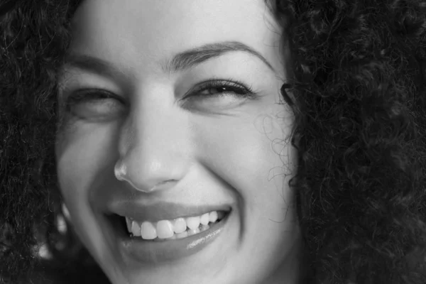 Портрет Счастливой Девушки Улыбающейся Черно Белом Цвете — стоковое фото