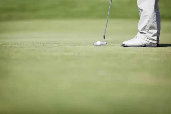 Makro av golfspelare sätta. — Stockfoto
