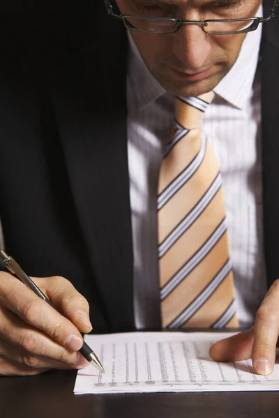 Uomo d'affari che studia dati — Foto Stock