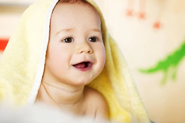 Glückliches Baby mit Decke bedeckt. Stockbild