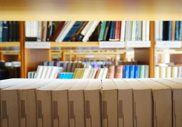 Muitos livros diferentes alinhados nas estantes da biblioteca — Fotografia de Stock