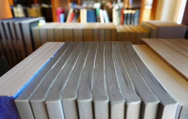 Kütüphanedeki kitapraflarda farklı renkli kitaplar, seçilen odak