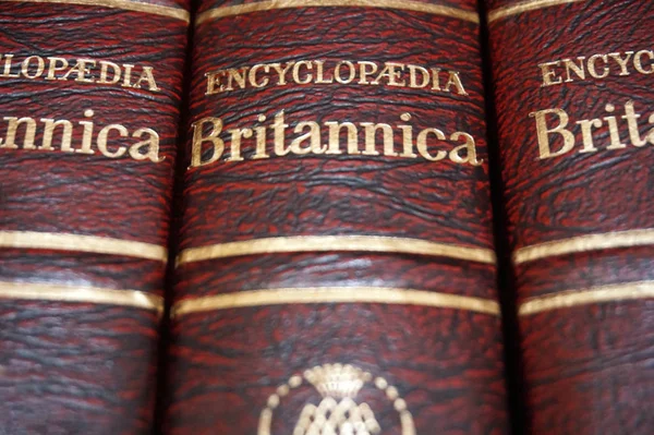 Rijeka, Croácia, 25 de setembro de 2018. Visão superior da enciclopédia de volume Britannica com título — Fotografia de Stock