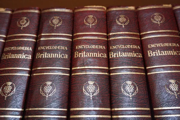 克罗地亚里耶卡，2018年9月25日。大英百科全书书籍排列在图书馆书架上 — 图库照片