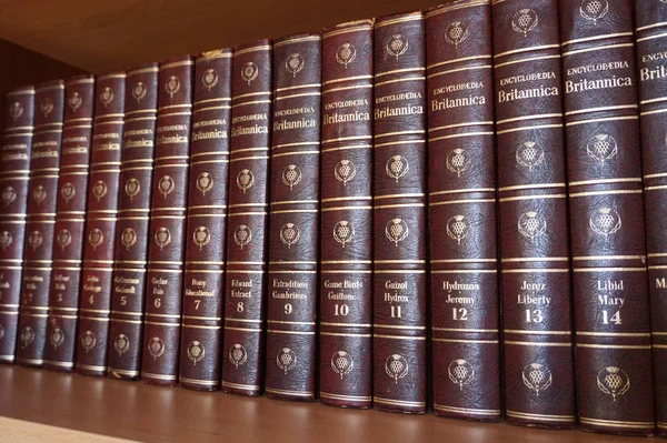Rijeka, Croácia, 25 de setembro de 2018. Enciclopédia Britannica série alinhada na estante na biblioteca — Fotografia de Stock