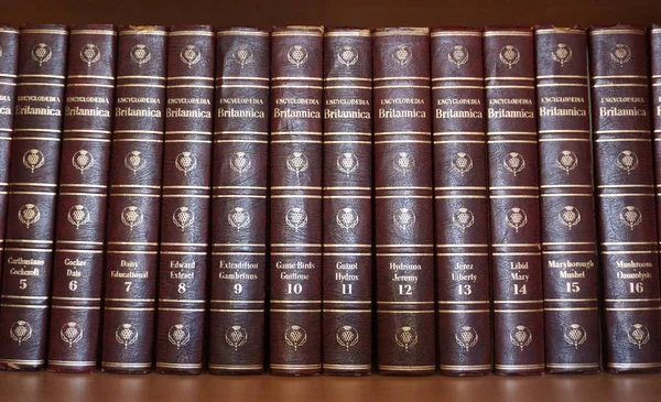 Rijeka, Croácia, 25 de setembro de 2018. Uma série de livros enciclopédia Britannica, vista frontal — Fotografia de Stock