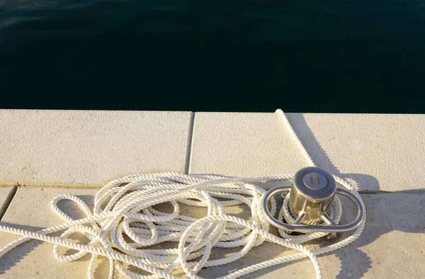 Pilastro di ormeggio in acciaio nel posto per ormeggio barche nel porto turistico — Foto Stock