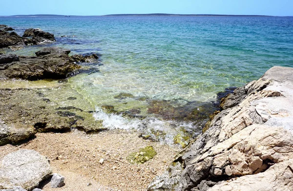 Costa del mar salvaje hermosa laguna azul con playa de guijarros —  Fotos de Stock