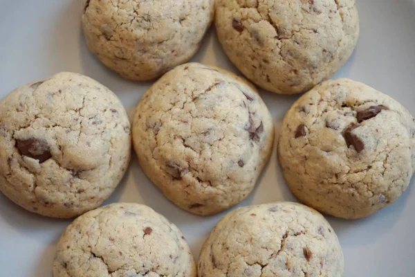 Вкусное домашнее печенье с маслом и кусочками темного шоколада — стоковое фото