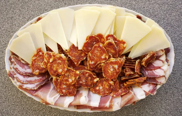 Dilimlenmiş ev yapımı koyun peyniri, jambon, sosis ve Prosciutto ile plaka. Yurtiçi ve organik gıda konsepti