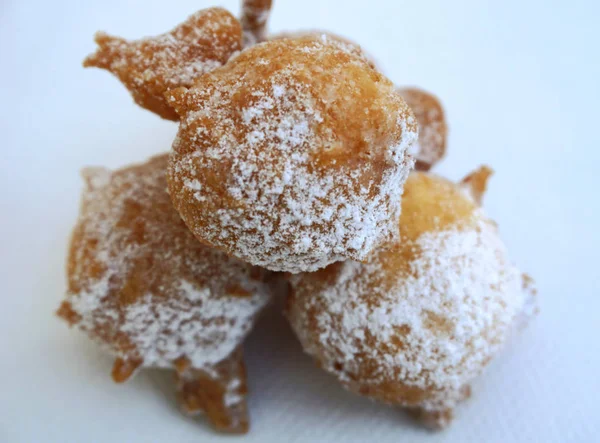 Drie ballen van zelfgebakken deeg, beignets — Stockfoto