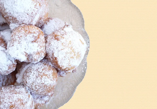 Kom met zelfgemaakte fritters, zelfgemaakte gebakken ballen met vrije ruimte voor tekst, platte lay — Stockfoto