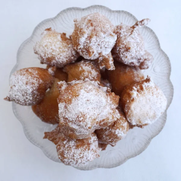 Vista superior del tazón con masa frita hecha en casa frituras de masa o buñuelos —  Fotos de Stock