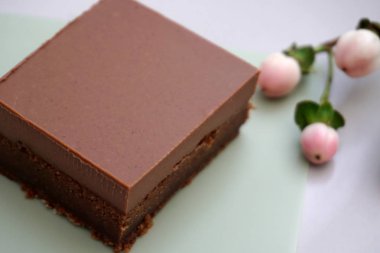 Doğal malzemelerle yapılmış kolay ve lezzetli yumuşak çikolata fudge