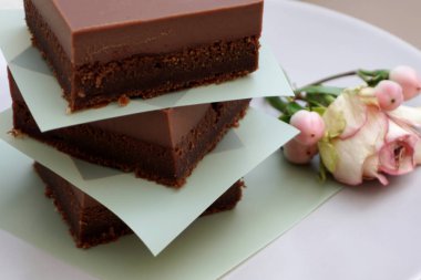 Krem erimiş ve lezzetli kakao kremi ile kaplı çikolatalı kek zengin Aromatik tat dolu