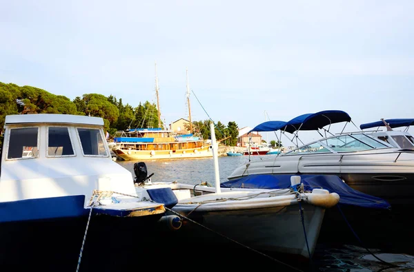 2019年7月27日、クロアチア、パグ島マンドレ。クロアチアのパグ島の観光地マンドレの港に停泊するボートと船 — ストック写真