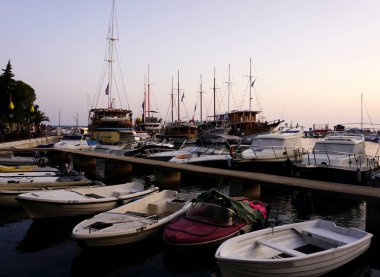 Hırvat Pag Adası 'ndaki küçük turist deniz limanında yaz akşamı mavi saat