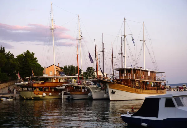 興味深い帆船は、パグ島のクロアチアの観光村マンドレの港に停泊 — ストック写真