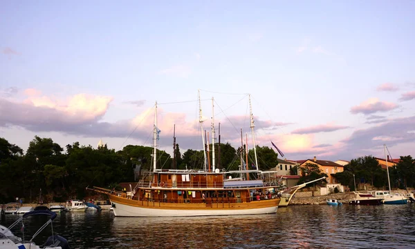 海辺の海港に停泊する観光客でいっぱいの観光ヴィンテージ帆船 — ストック写真