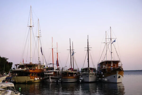 夕方の青い時間に港に停泊幸せな観光客の完全な並んだ観光セーリング船 — ストック写真