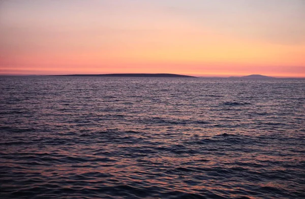 Prachtige zeeoppervlak en levendige kleur horizon en skyline op de zomer zonsondergang — Stockfoto