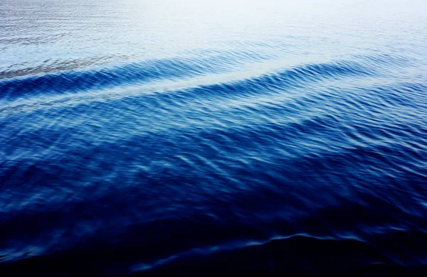 Surface de la mer bleue dégradée avec de petites vagues dessus — Photo