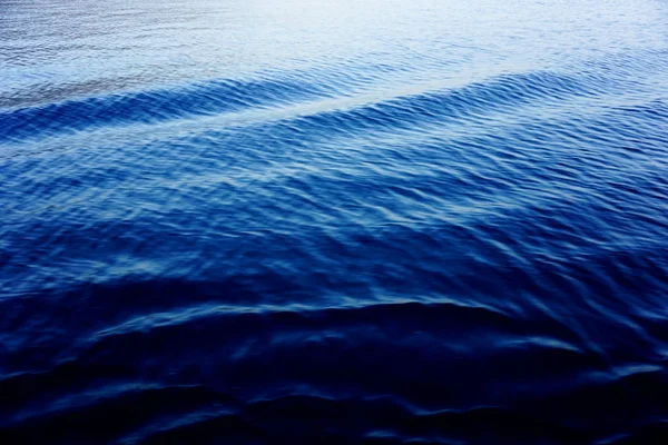 Fond bleu en grande dimension. Surface de la mer avec vagues dynamiques — Photo