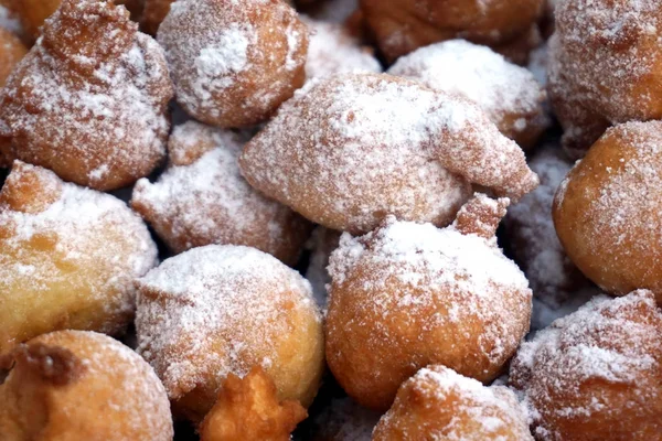 Bolinhos fritos feitos de acordo com a velha receita tradicional na Dalmácia croata — Fotografia de Stock