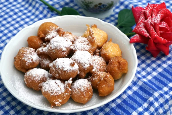 Süße Fritterbällchen mit Puderzucker gepudert — Stockfoto