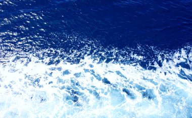 Mürekkep mavirenk tonu ve beyaz deniz köpüğü, üst görünümü dalgalı deniz suyu