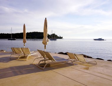 Tatil ve deniz kenarında tatil güneşlik ve şemsiye ile rahatlatıcı bir kavram