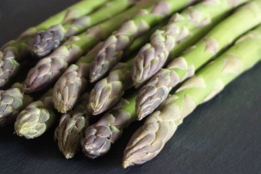 Kuşkonmaz officinalis yakından görünümü. Taze yeşil ekili kuşkonmaz pişirme için hazırlanan