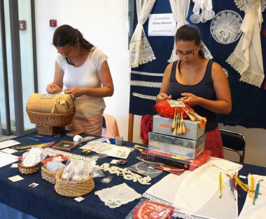 Pag, Hırvatistan, 23 Haziran 2018. 9. uluslararası lave festivali. Macaristan'dan iki genç dantelci dantel yapmak