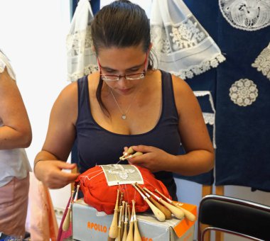 Pag, Hırvatistan, 23 Haziran 2018. 9. uluslararası dantel festivali. Macaristan'dan kadın dantel üreticisi bir dantel yapmak