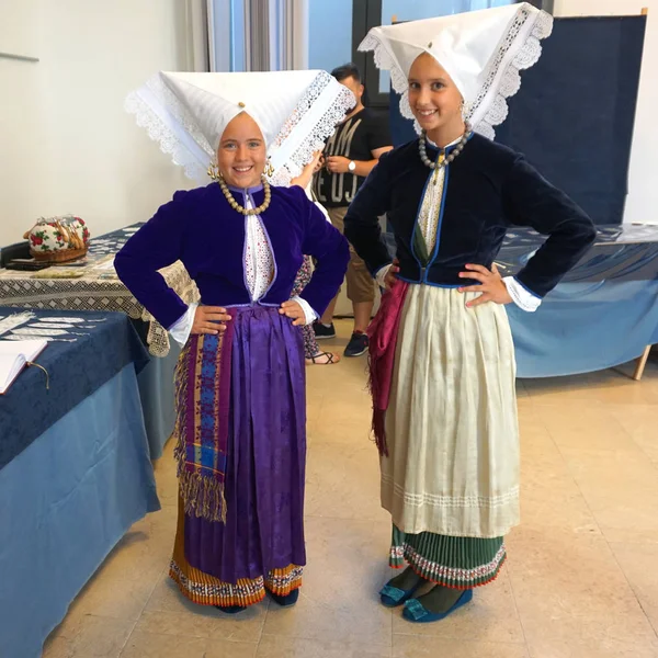 Pag, Hırvatistan, 23 Haziran 2018. 9 uluslararası dantel festivalinde Pag geleneksel kostüm giymiş iki genç güzel kız