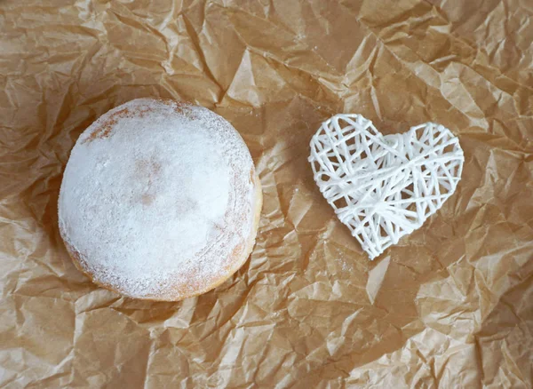 Bir fırın kağıdı üzerinde yukarıdan Donut