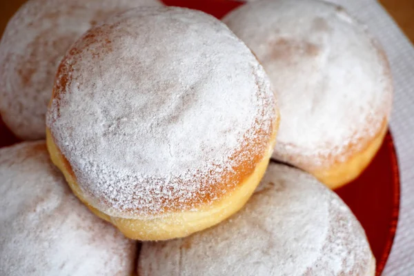 Pączki sproszkowane białym mielony cukier na talerzu. Smaczne domowe jedzenie zbliżenie widok — Zdjęcie stockowe