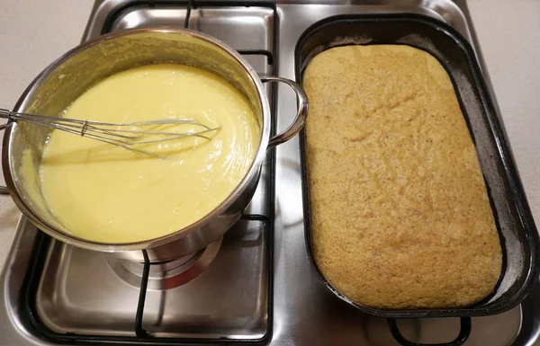 제과점 바닐라 크림 과 부엌에 있는 스토브 위에서 구운 신선 한 비스킷 케이크 — 스톡 사진