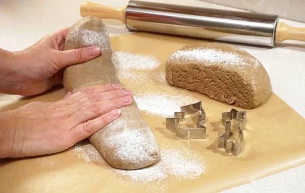 As mãos preparam a massa de farinha da sobremesa de Natal — Fotografia de Stock