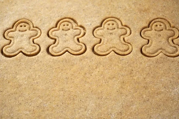 Fondo de masa de pastelería con forma de galletas de jengibre en él — Foto de Stock