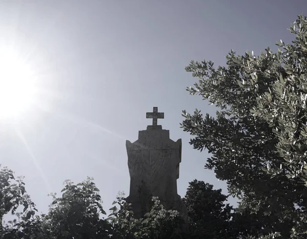 Krzyż na grób sylwetka na cmentarz. Halloween, Dzień Zmarłych, koncepcja Dnia Świętego lub Chrześcijaństwa — Zdjęcie stockowe