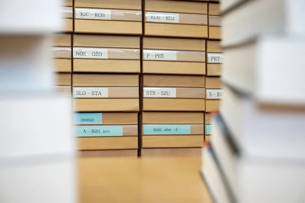 Parte do catálogo de madeira da antiga biblioteca no fundo e livros borrados empilham em primeiro plano — Fotografia de Stock