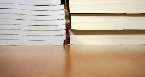 Novos livros com papel de folha branca na tabela de te — Fotografia de Stock